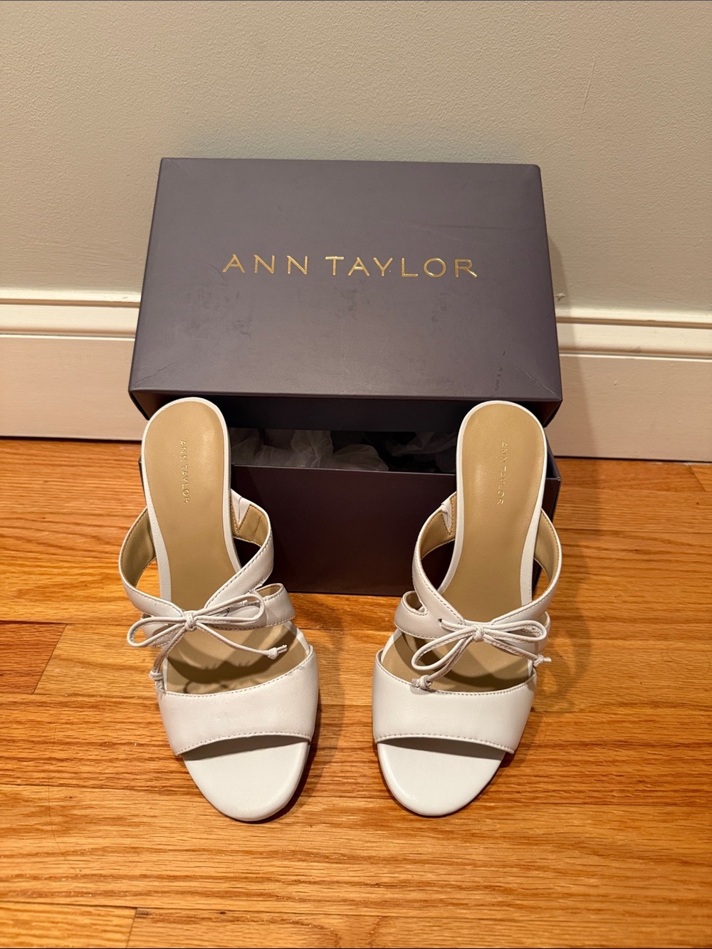 Ann Taylor White Leather Knot-Detail Slide Mules